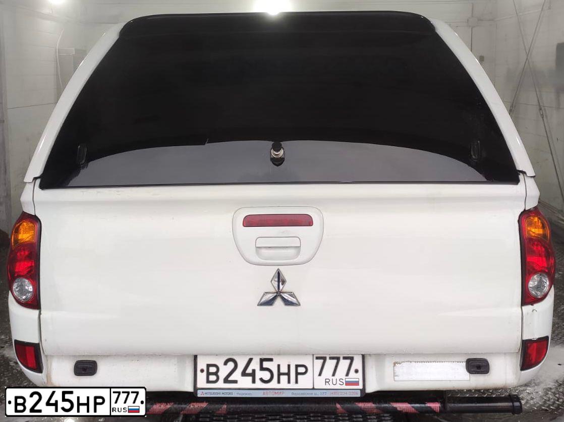 Фото автомобиля MITSUBISHI L 200, 2014 — госномер В245НР777. Цвет: Белый