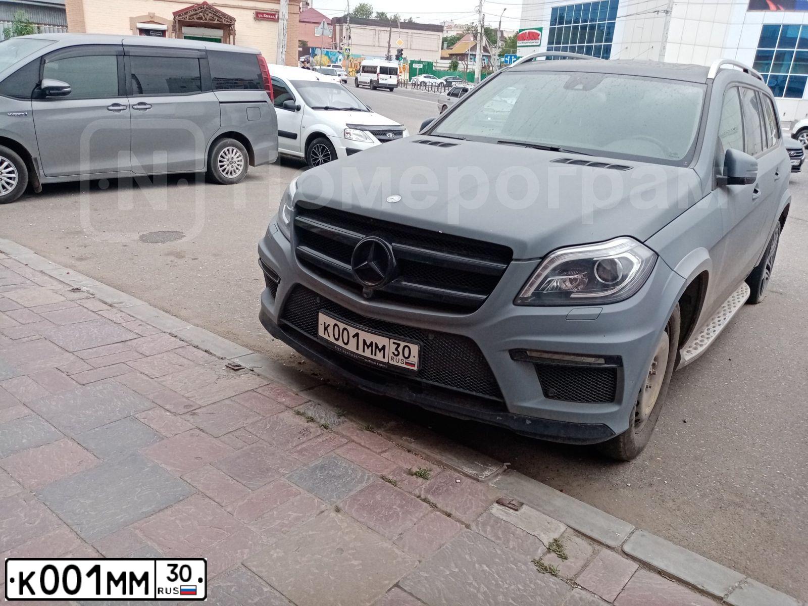 Фото автомобиля MERCEDES GL-KLASSE, 2015 — госномер К001ММ30. Цвет: МАТОВЫЙ, СЕРЫЙ