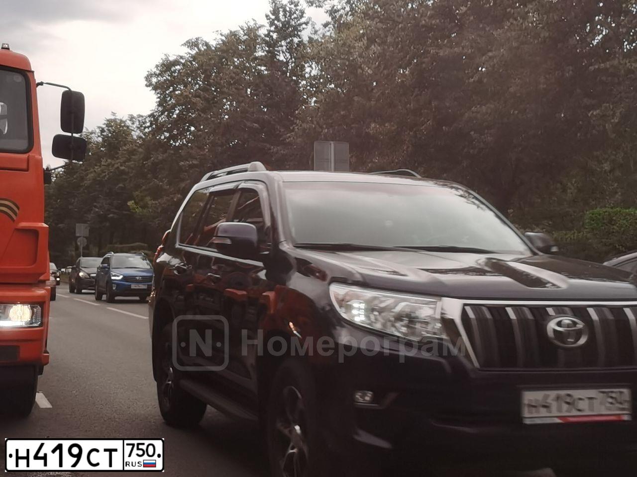 Фото автомобиля TOYOTA LANDCRUISER, 2018 — госномер М392КВ790. Цвет: ТЕМНО СИНИЙ