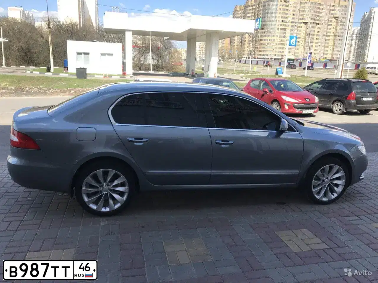 Фото автомобиля SKODA SUPERB, 2012 — госномер М535ОН46. Цвет: СЕРЫЙ