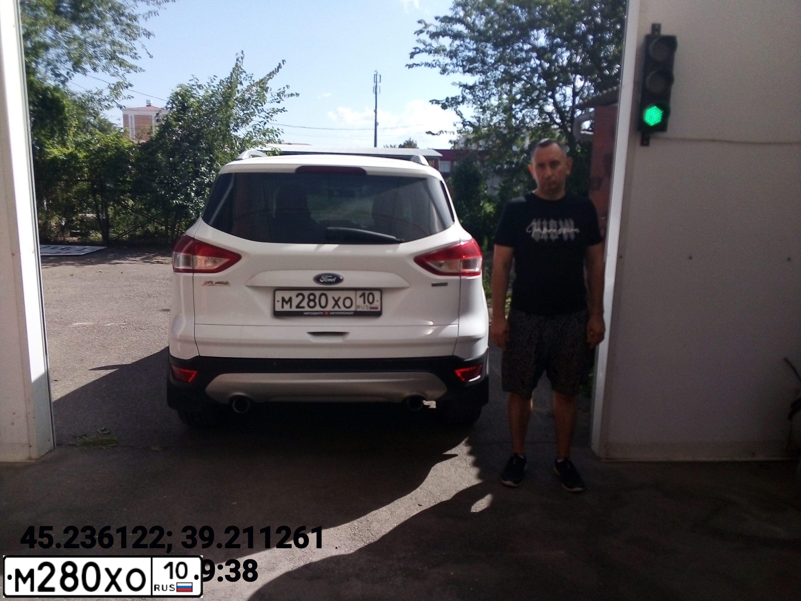 Фото автомобиля FORD KUGA, 2014 — госномер В707АН155. Цвет: Белый