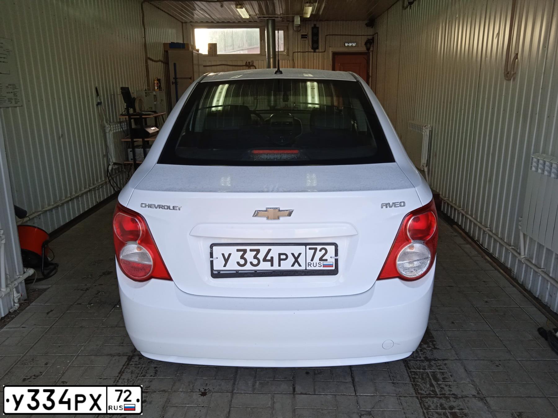 Фото автомобиля CHEVROLET AVEO, 2014 — госномер У334РХ72. Цвет: Белый