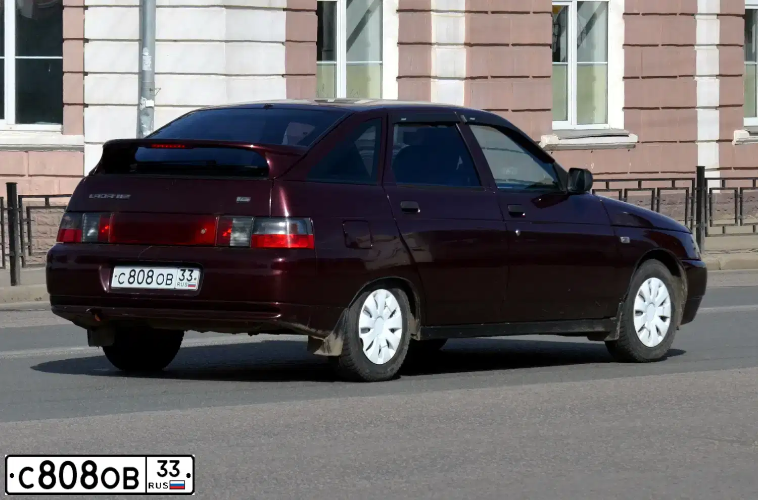 Фото автомобиля LADA 2112 LADA, 2008 — госномер С808ОВ33. Цвет: ТЕМНО-ВИШНЕВЫЙ