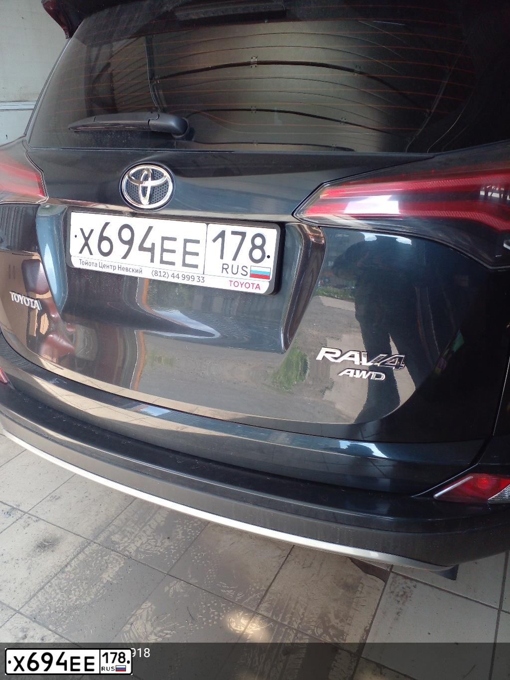 Фото автомобиля TOYOTA RAV4, 2017 — госномер Х694ЕЕ178. Цвет: Темно-серый металлик