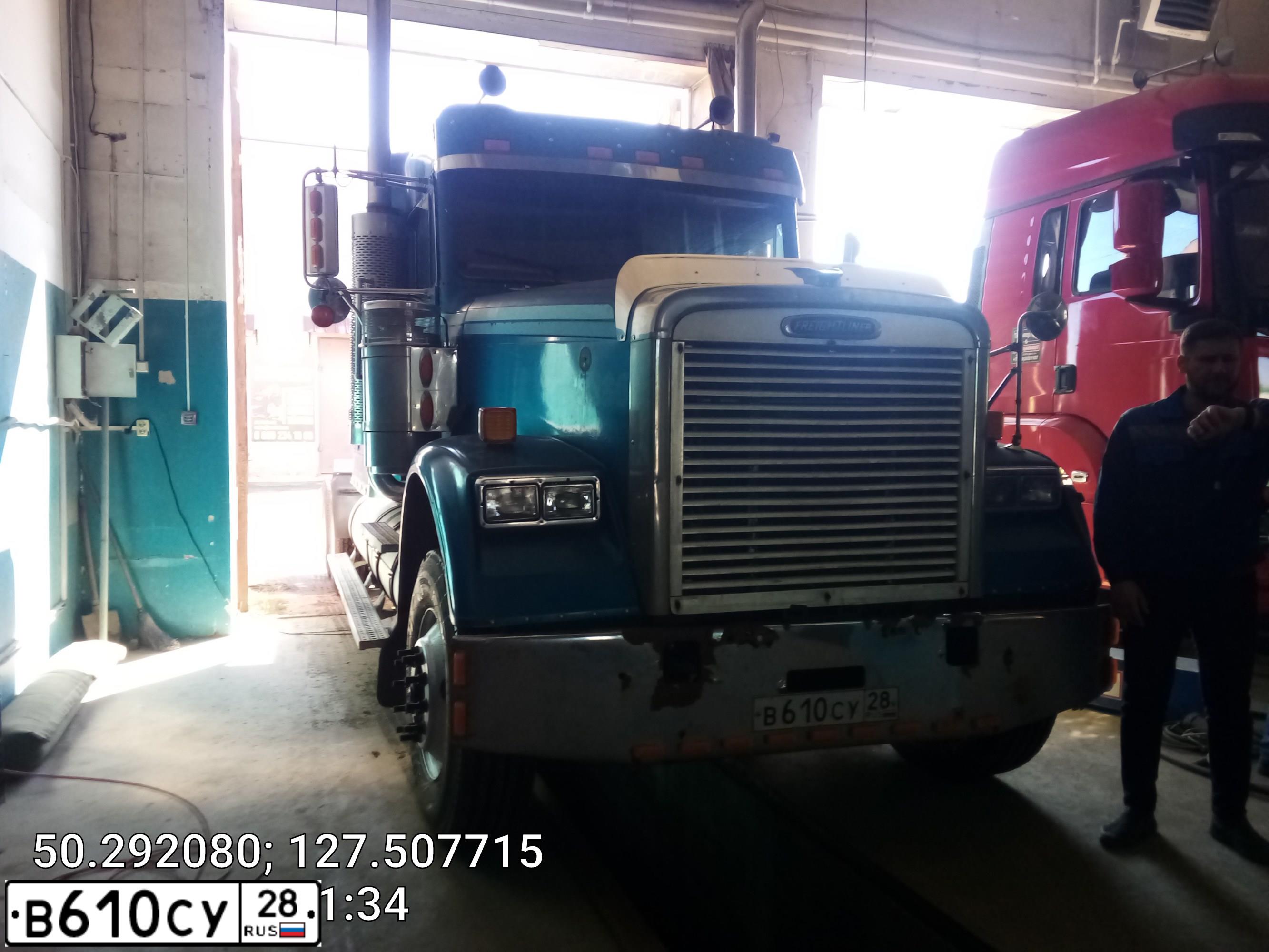 Фото автомобиля FREIGHTLINER CLASSIC, 2003 — госномер М983ВН28. Цвет: синий