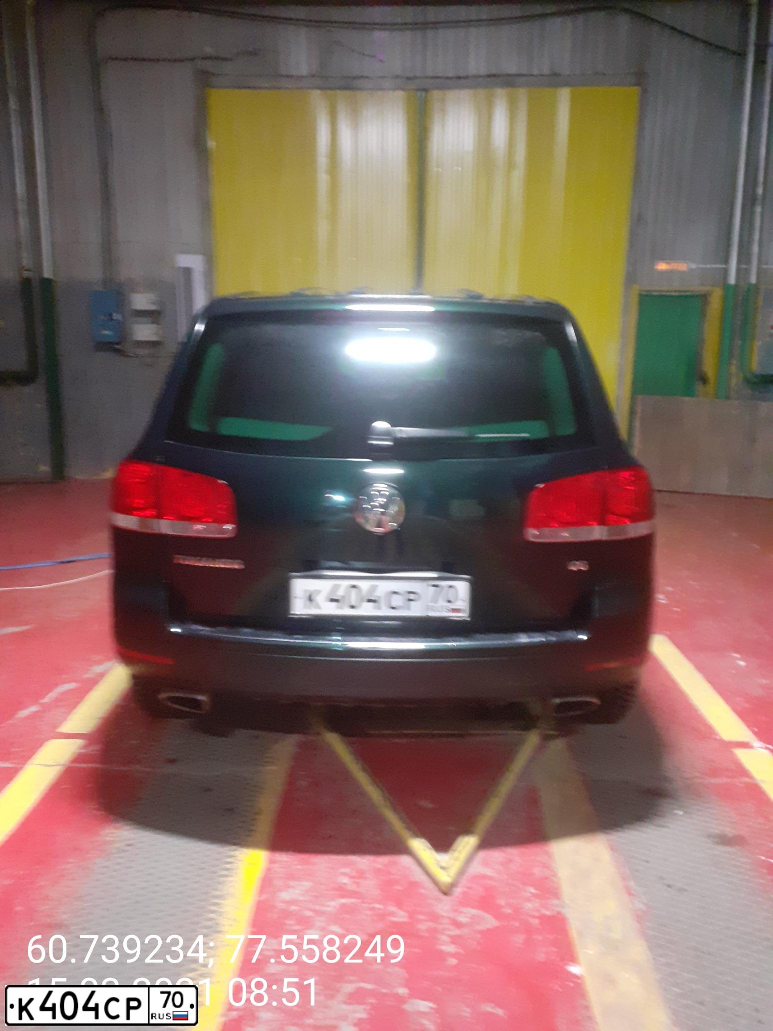 Фото автомобиля VOLKSWAGEN TOUAREG, 2004 — госномер Р049АС70. Цвет: Темно-зеленый