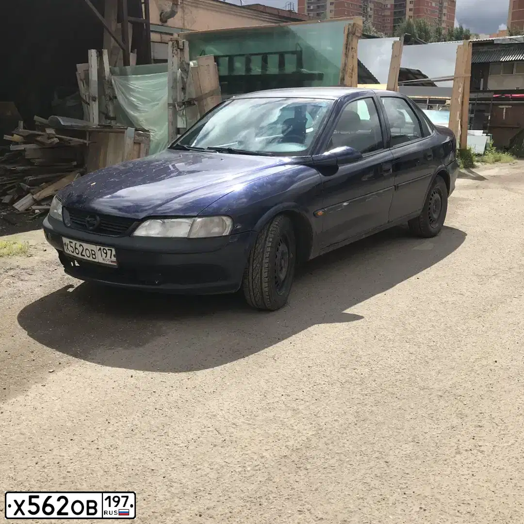 Фото автомобиля OPEL VECTRA, 1998 — госномер Х562ОВ197. Цвет: синий