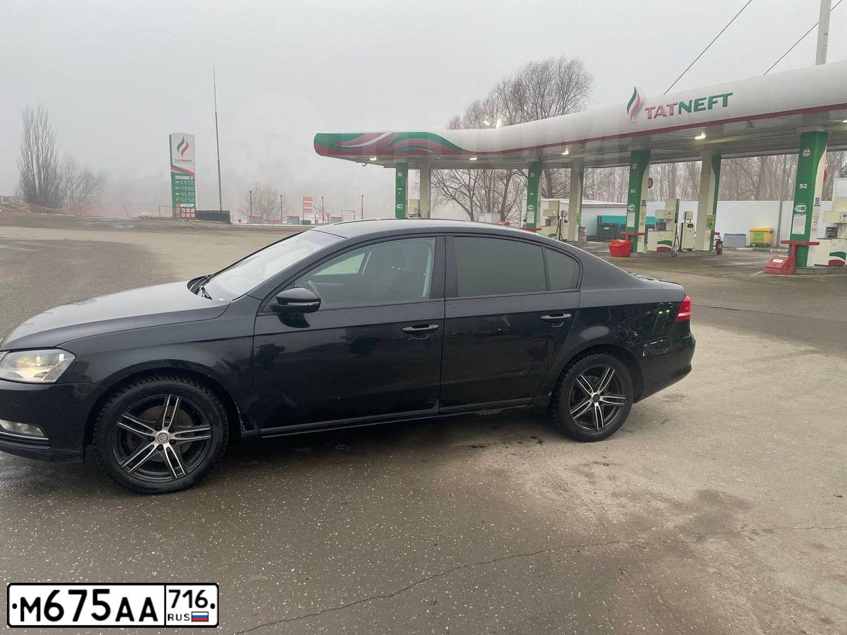 Фото автомобиля VOLKSWAGEN PASSAT, 2012 — госномер У402НТ18. Цвет: ЧЕРНЫЙ