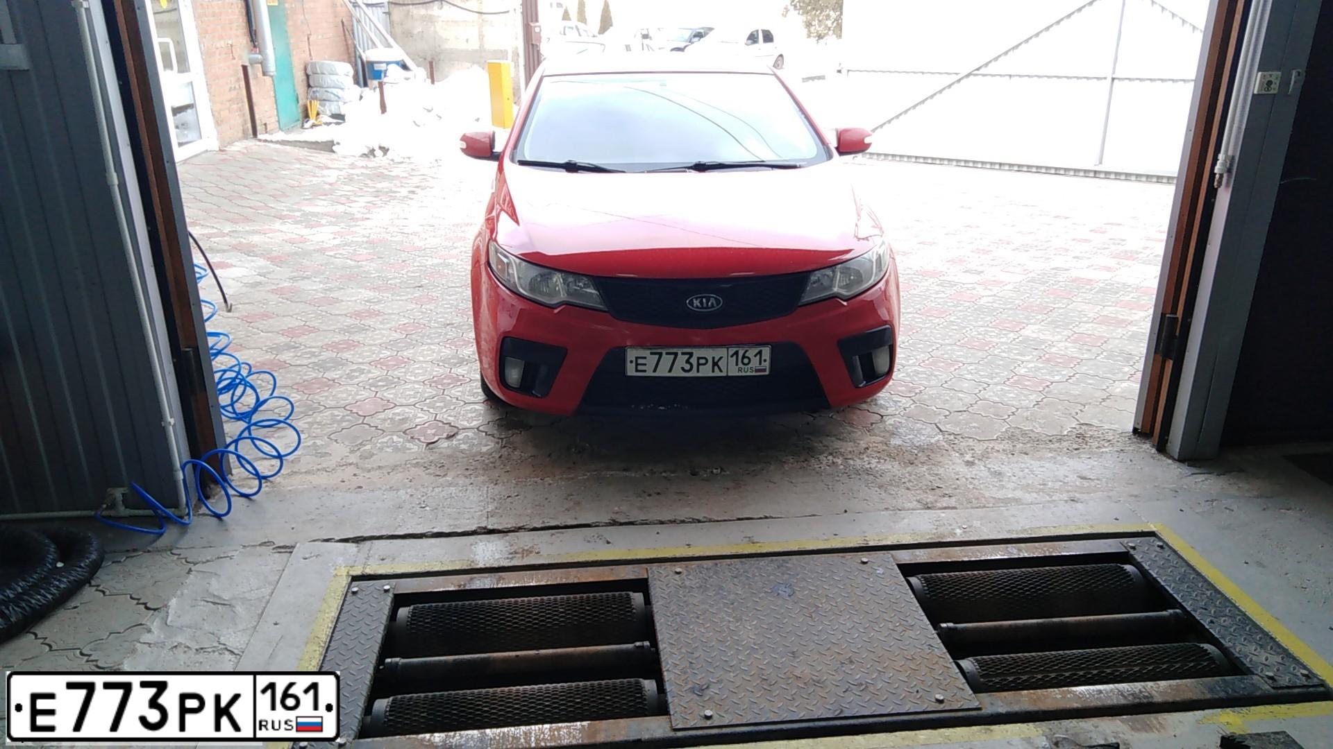 Фото автомобиля FORD FOCUS, 2003 — госномер С773РК161. Цвет: Серебристый
