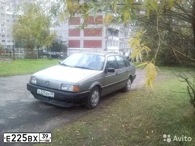 Фото автомобиля VOLKSWAGEN PASSAT, 1990 — госномер Е225ВХ39. Цвет: Серый