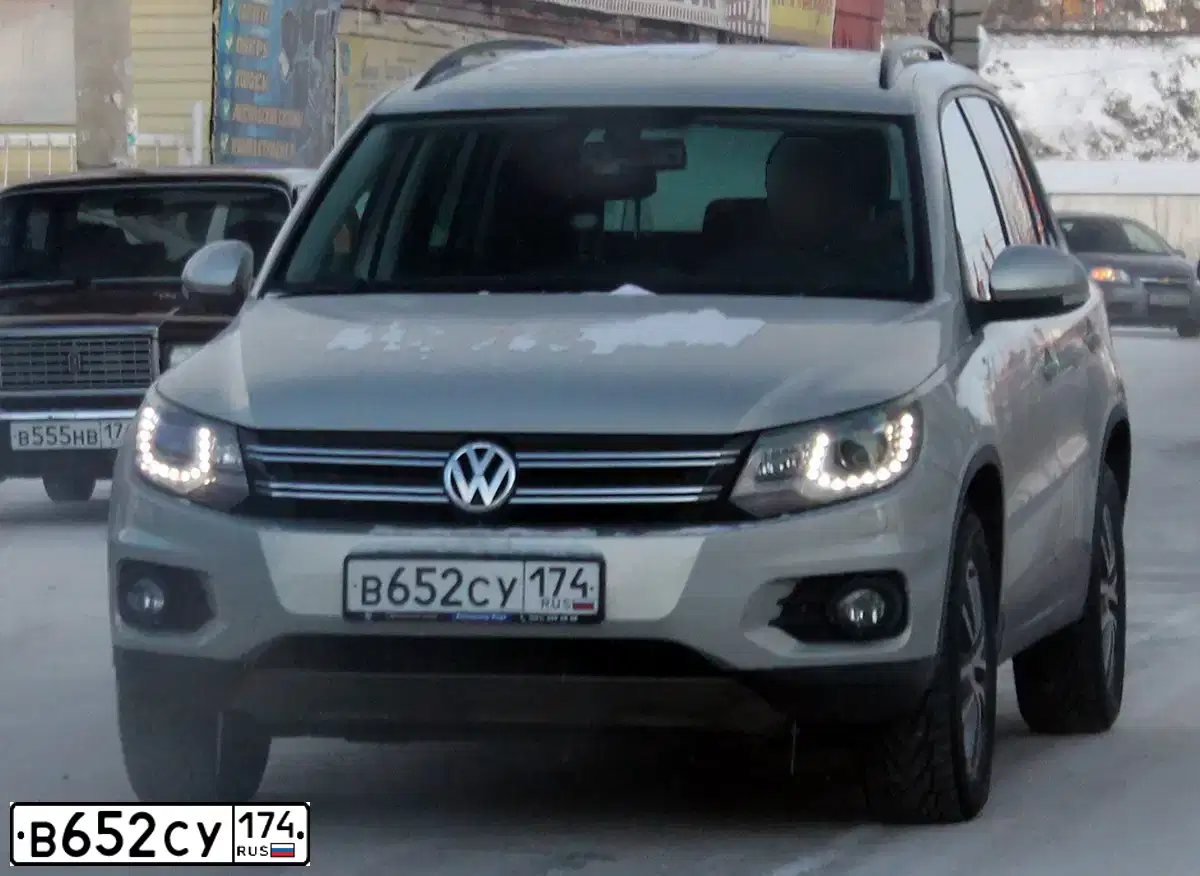 Фото автомобиля VOLKSWAGEN TIGUAN, 2014 — госномер В652СУ174. Цвет: Серебристо-Желтый
