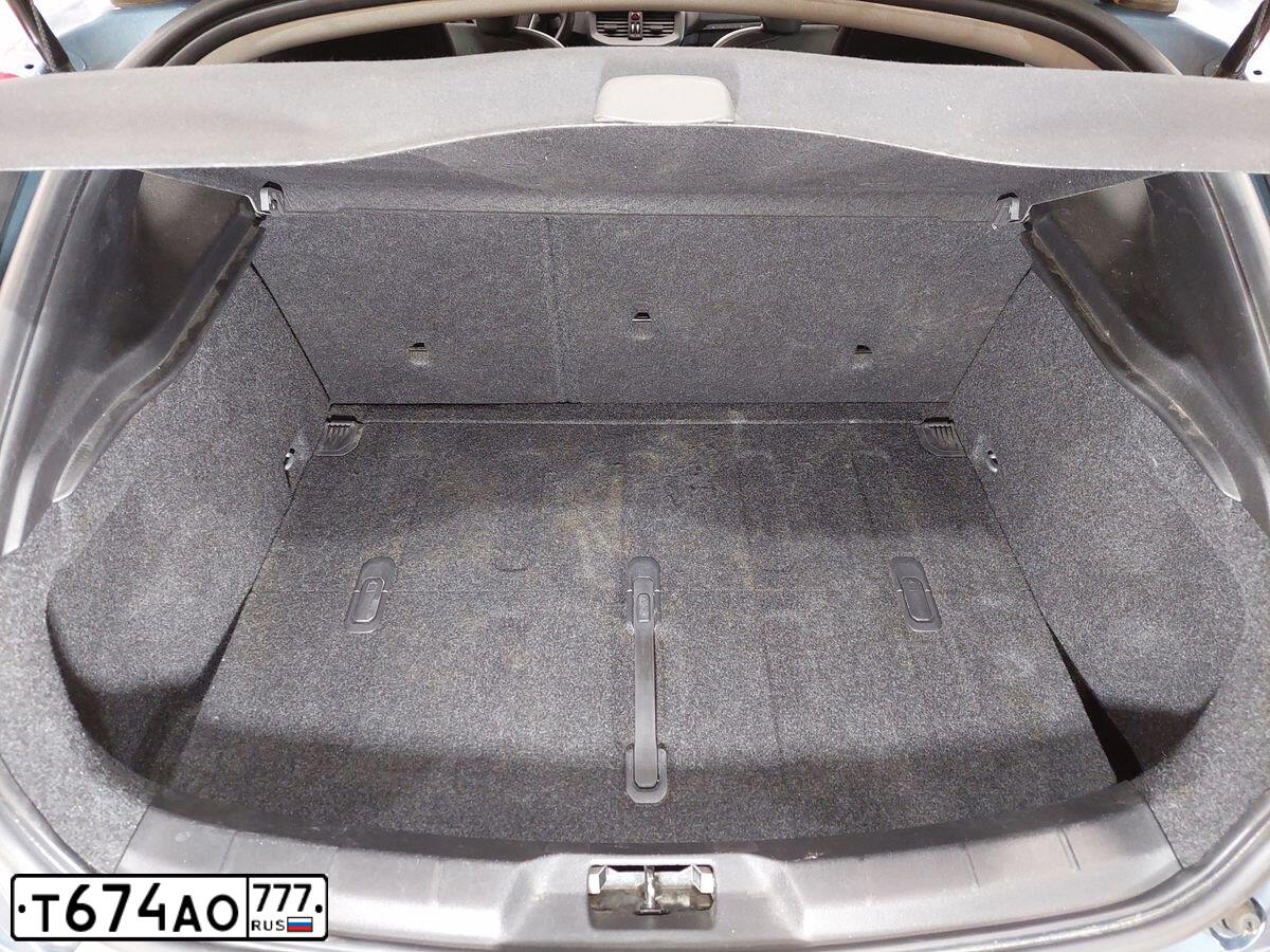 Фото автомобиля VOLVO V40, 2013 — госномер Т039ОС790. Цвет: ЯРКО-СИНИЙ