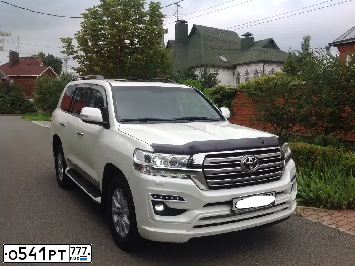 Фото автомобиля TOYOTA LANDCRUISER 200, 2015 — госномер О541РТ777. Цвет: БЕЛЫЙ