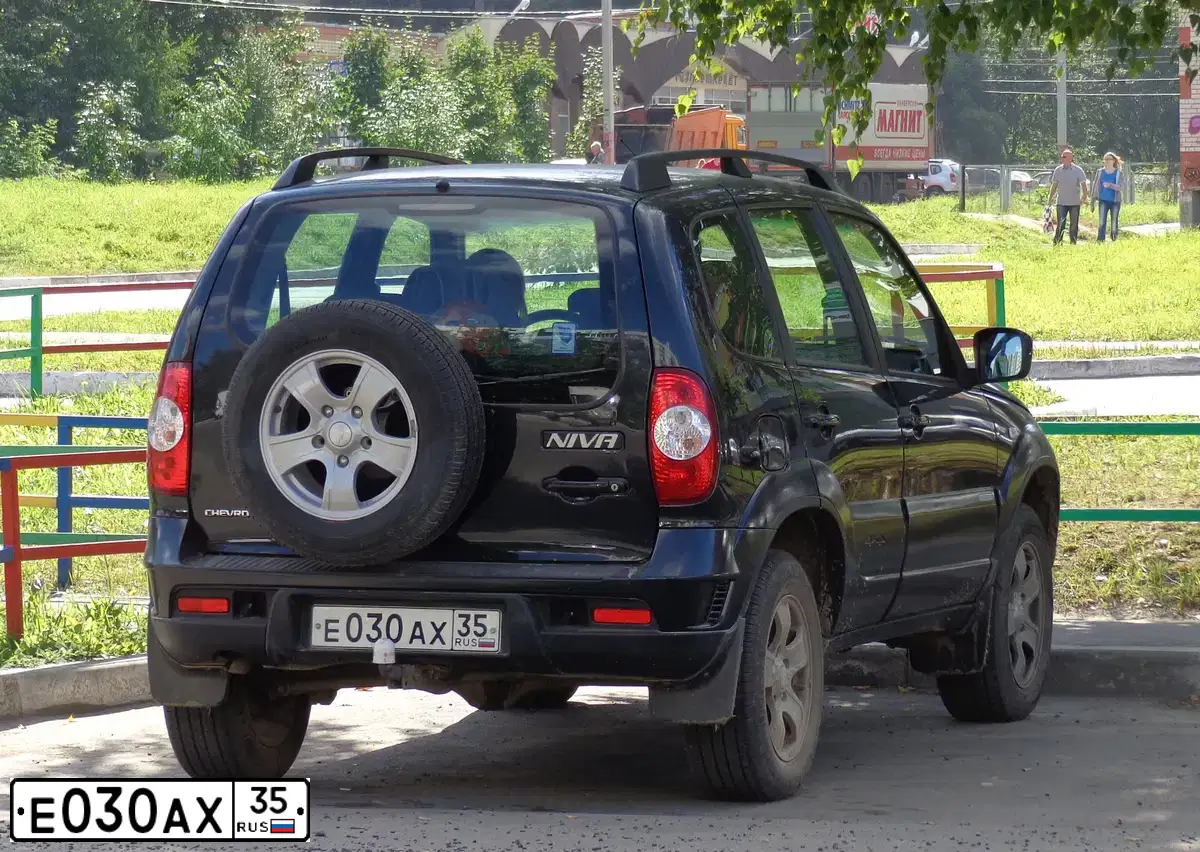 Фото автомобиля CHEVROLET NIVA, 2013 — госномер К331КТ35. Цвет: Черно-синий металлик