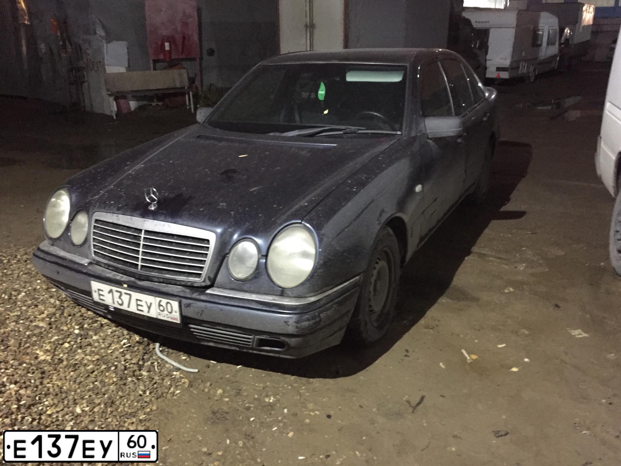 Фото автомобиля MERCEDES E-KLASSE, 1997 — госномер Р435МС78. Цвет: ТЕМНО-СИНИЙ