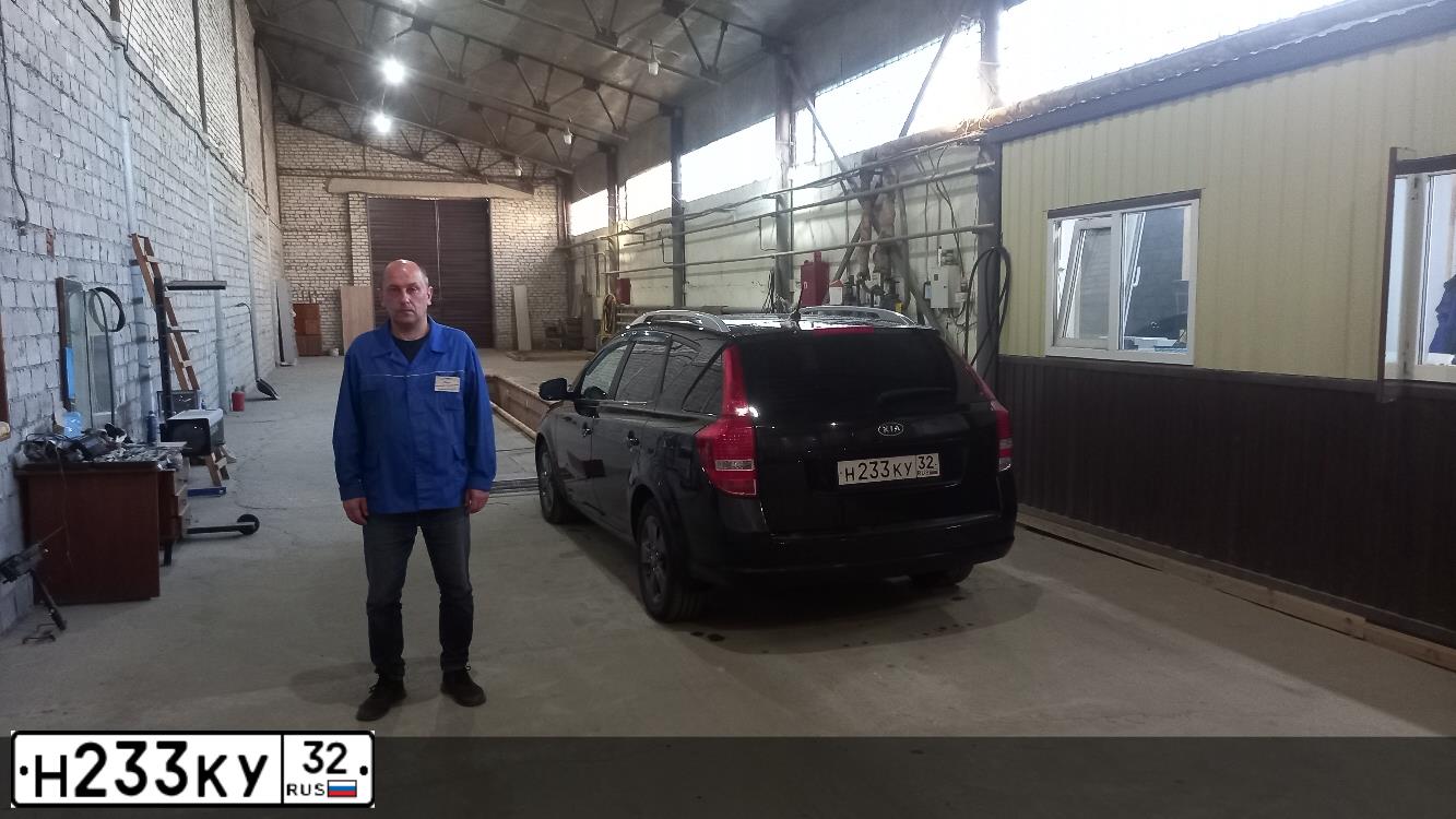 Фото автомобиля KIA CEE'D, 2012 — госномер Е032ТХ32. Цвет: ЧЕРНЫЙ ПЕРЛАМУТР