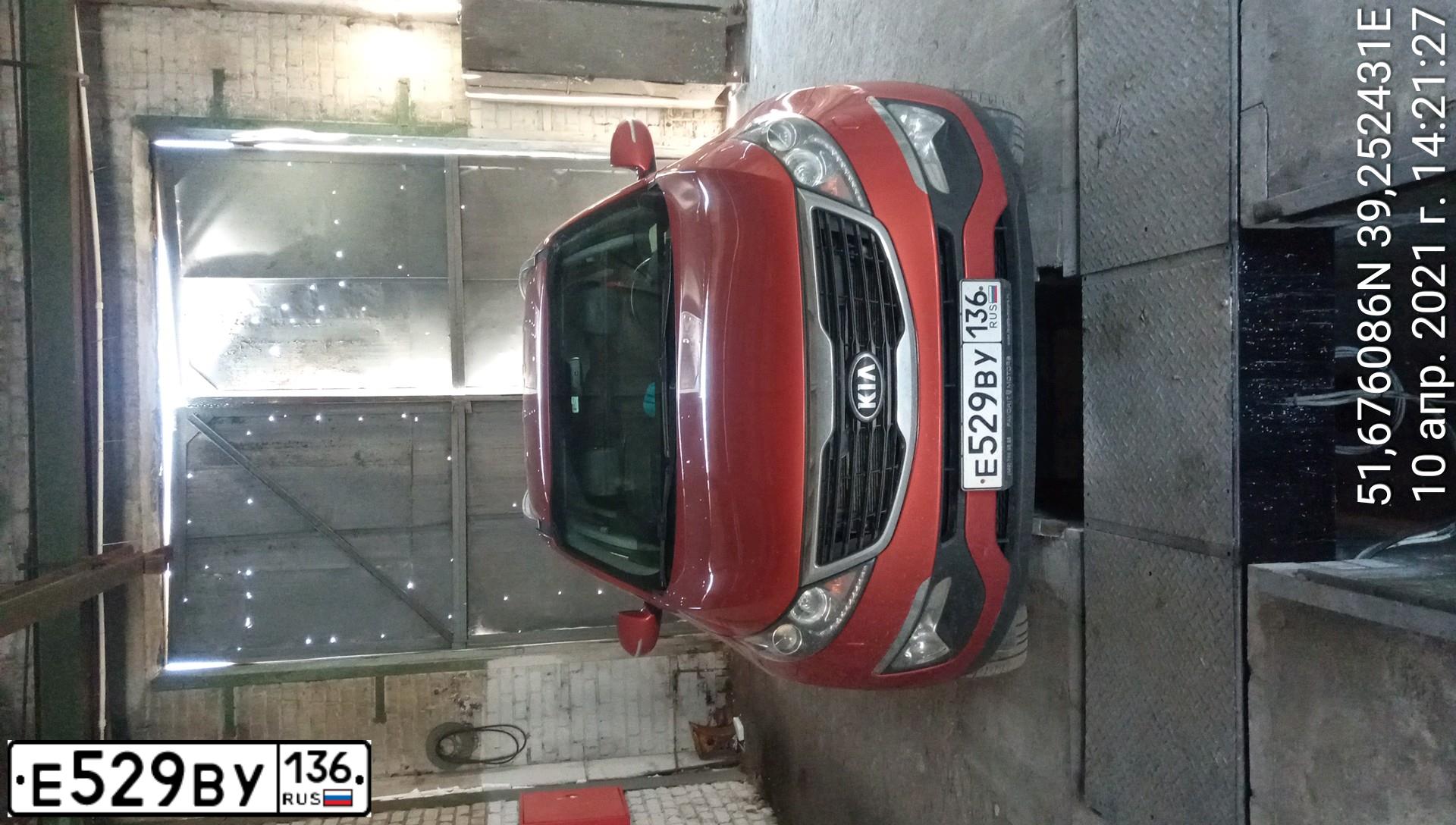 Фото автомобиля KIA SPORTAGE, 2013 — госномер У473АЕ777. Цвет: Оранжевый