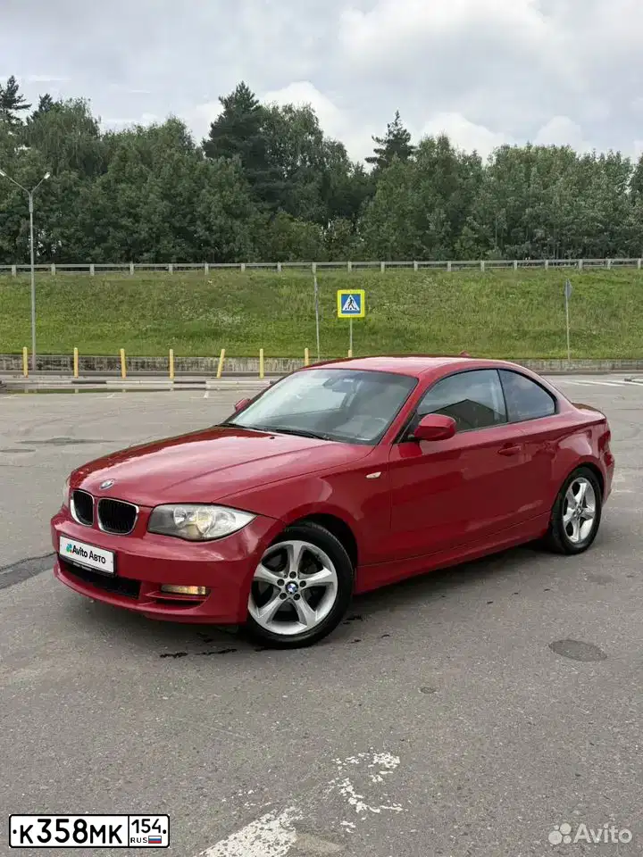 Фото автомобиля BMW SERIE 1, 2009. Цвет: Красный