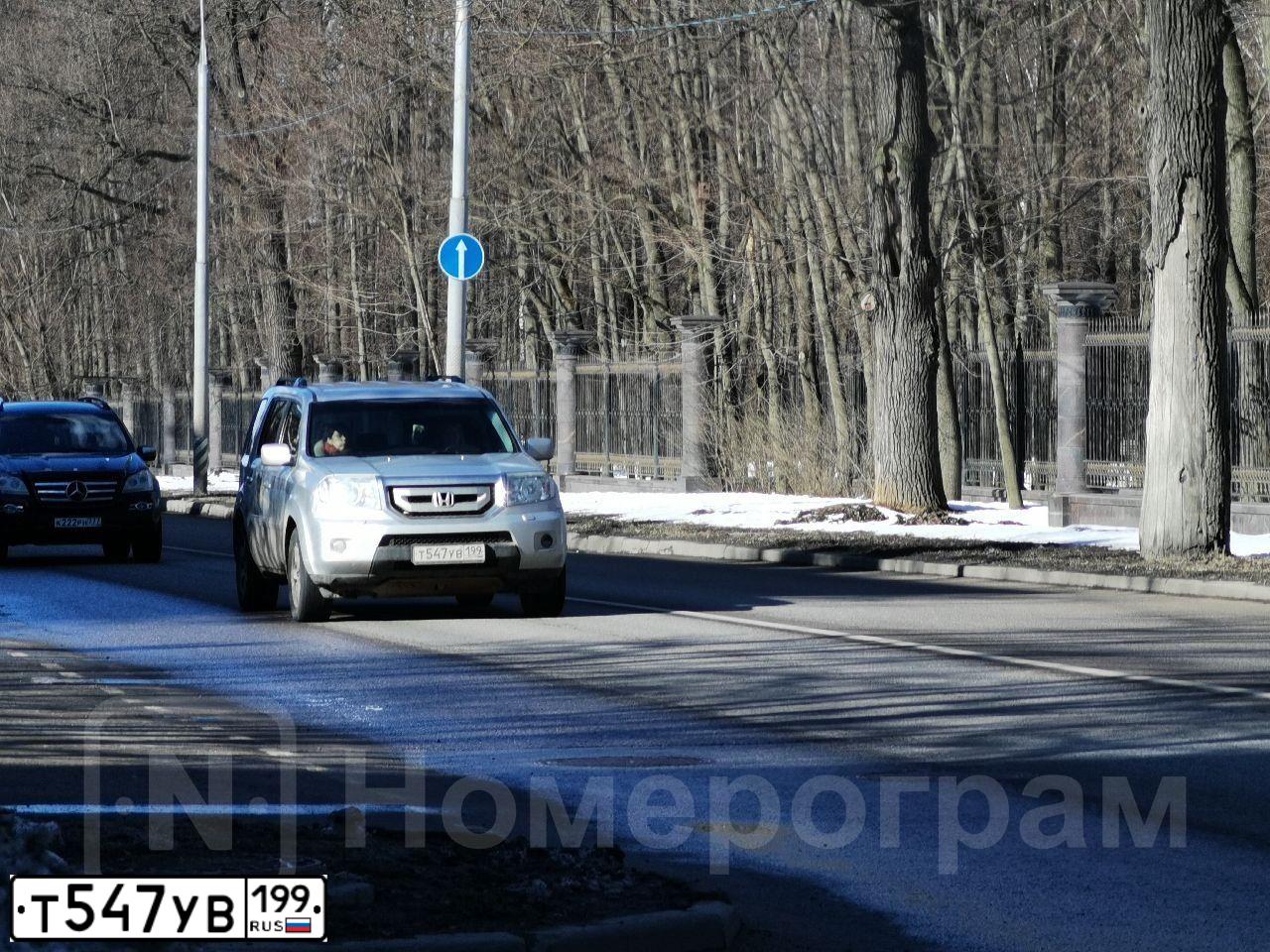 Фото автомобиля HONDA PILOT, 2008 — госномер Т547УВ199. Цвет: Серебристый