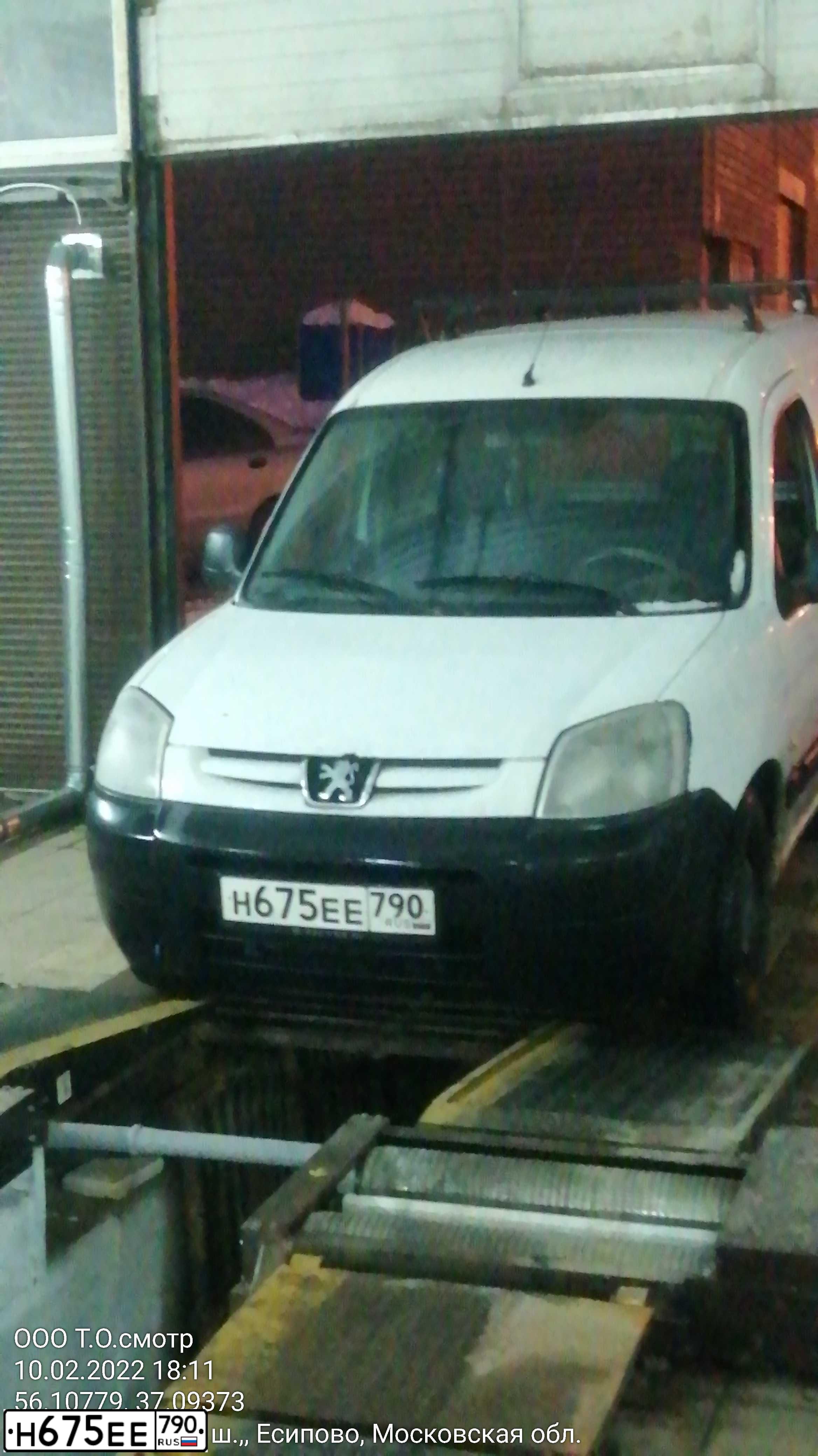 Фото автомобиля PEUGEOT PARTNER, 2008 — госномер В536НО777. Цвет: Белый