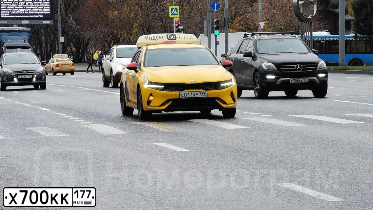 Фото автомобиля МЕРСЕДЕС-БЕНЦ МL350 ВLUЕТЕС 4 МАТIС, 2014 — госномер Е747ВС777. Цвет: ЧЕРНЫЙ