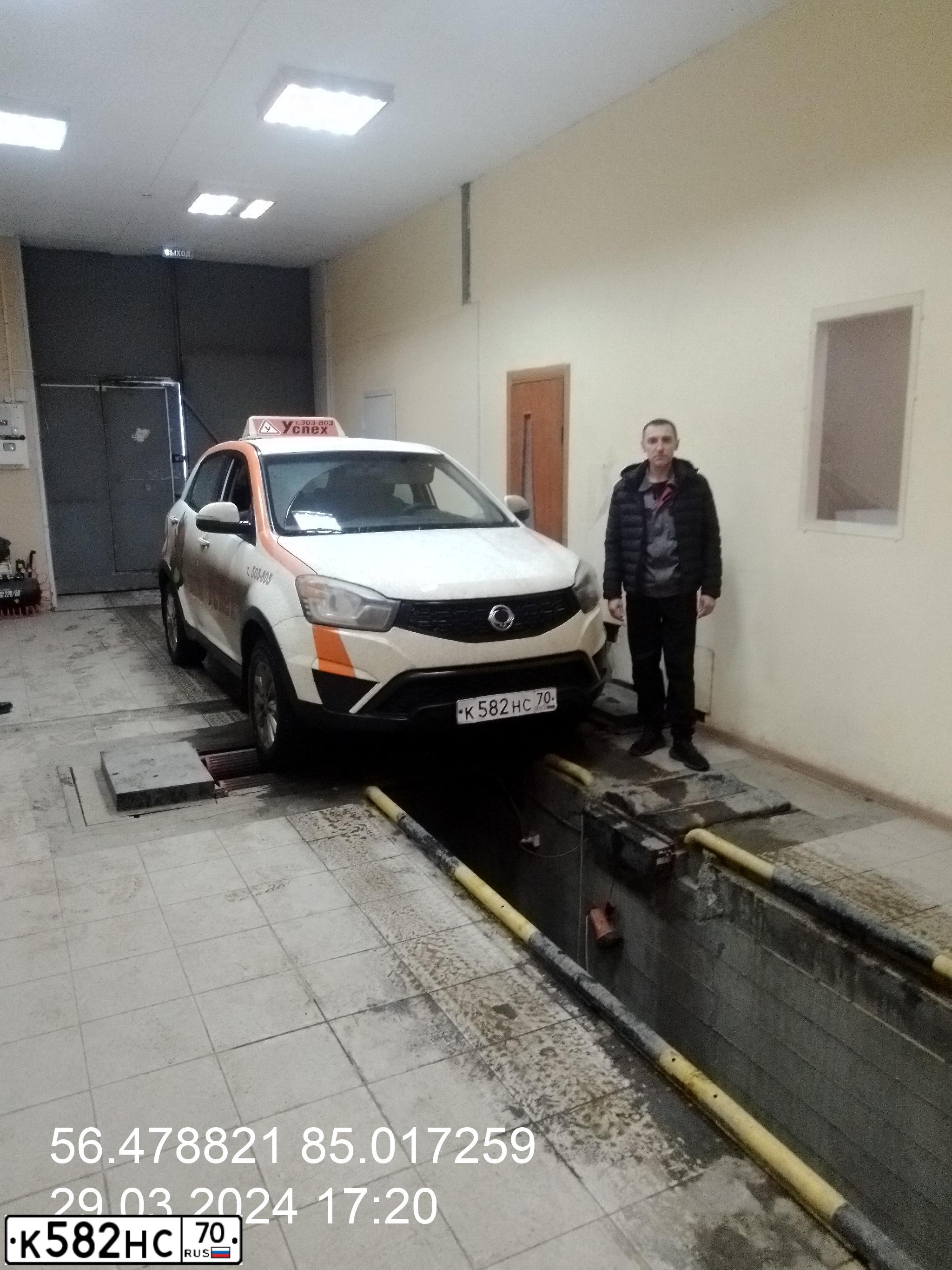 Фото автомобиля SSANGYONG ACTYON, 2013 — госномер К582НС70. Цвет: Белый