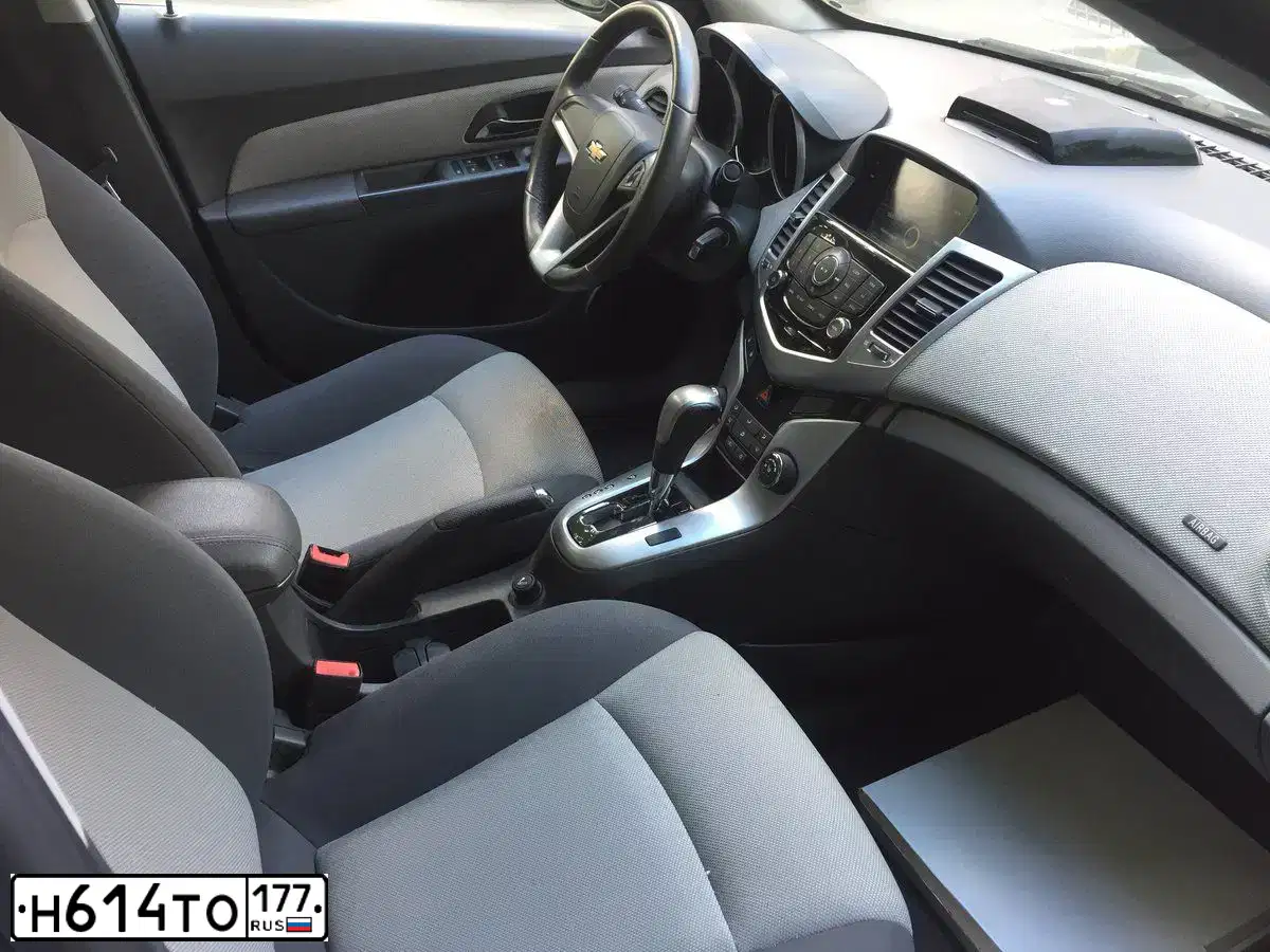 Фото автомобиля FORD FIESTA, 2006 — госномер Р570НТ154. Цвет: ЗЕЛЕНЫЙ