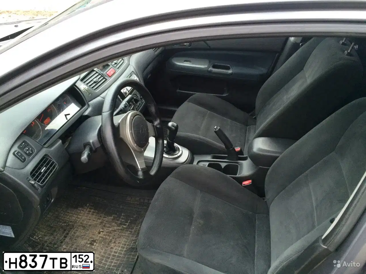 Фото автомобиля MITSUBISHI LANCER, 2004 — госномер Х601УУ47. Цвет: СЕРЫЙ