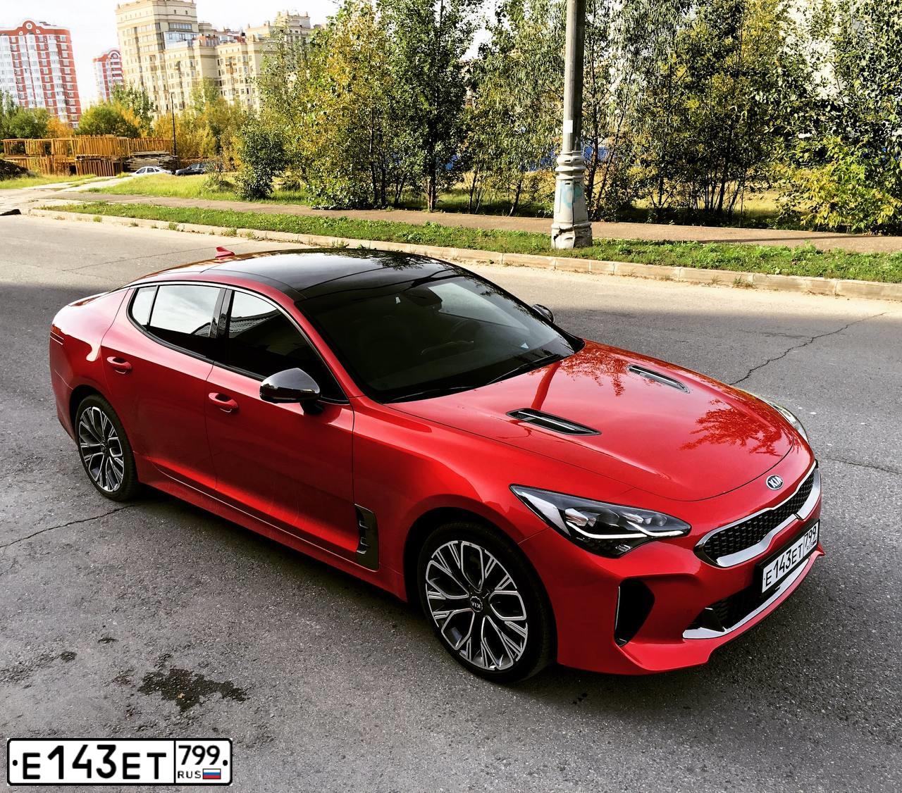 Фото автомобиля KIA STINGER, 2017 — госномер Е143ЕТ799. Цвет: Красный