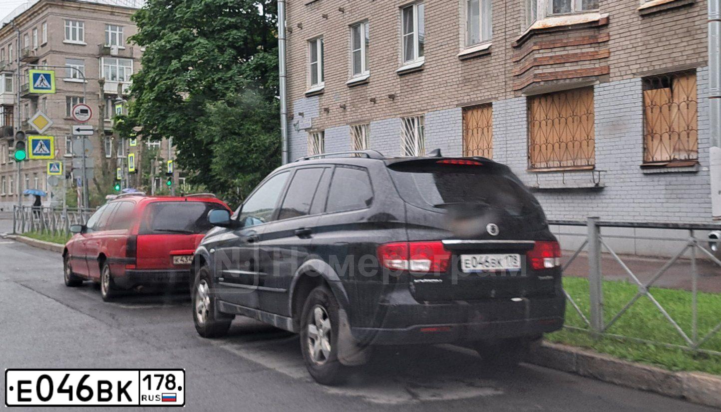 Фото автомобиля SSANGYONG KYRON, 2010 — госномер Е046ВК178. Цвет: ЧЕРНЫЙ