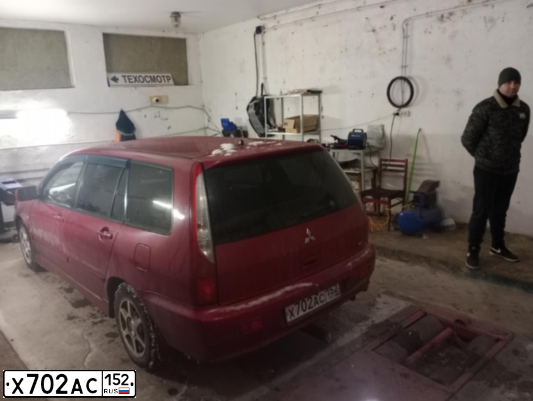 Фото автомобиля MITSUBISHI LANCER, 2004 — госномер К400СУ33. Цвет: Красный