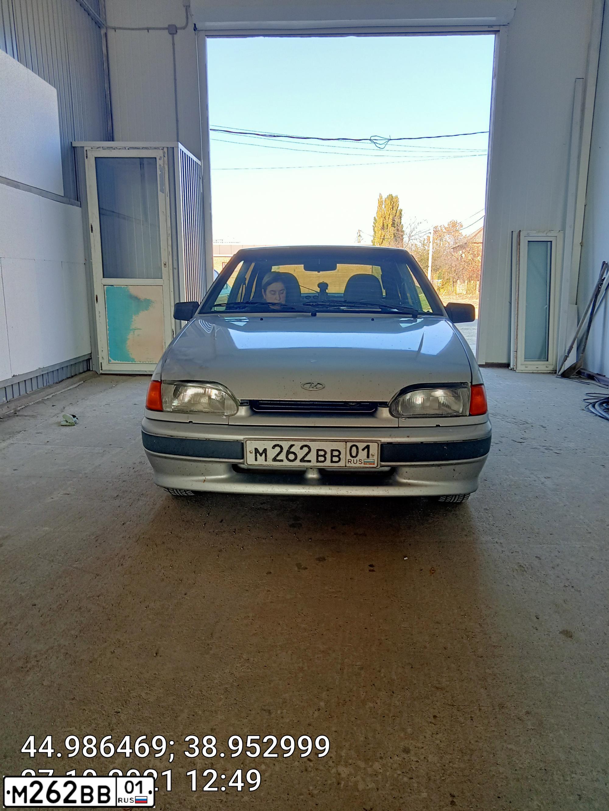 Фото автомобиля LADA 2114 SAMARA, 2004 — госномер В562УР01. Цвет: Светло-серебристый металик