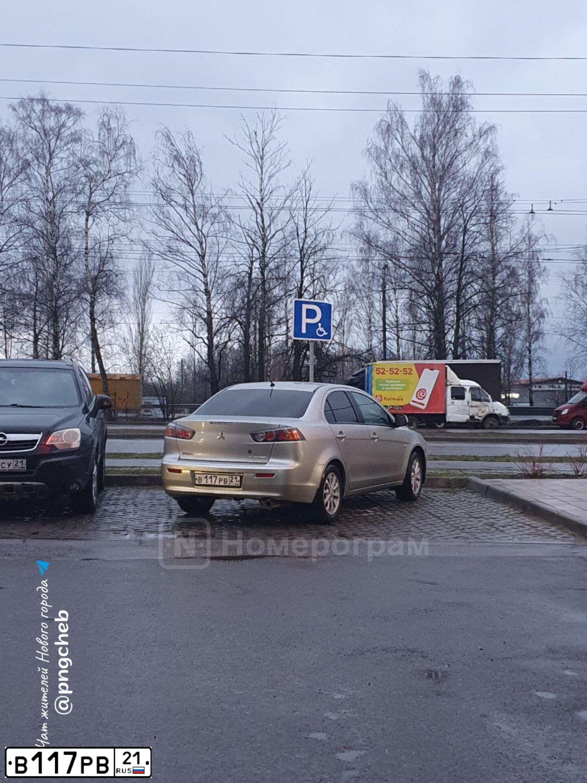 Фото автомобиля MITSUBISHI LANCER, 2012 — госномер В117РВ21. Цвет: серебристый
