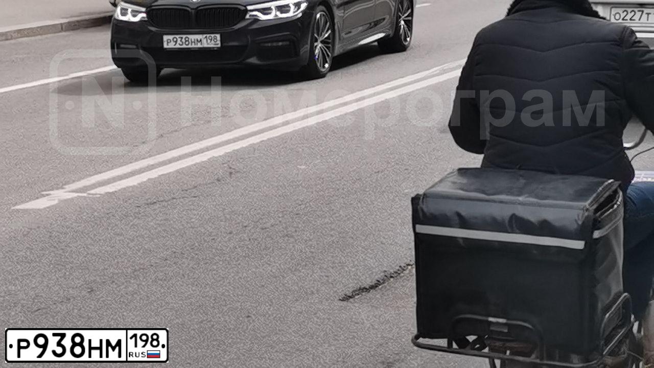 Фото автомобиля BMW SERIE 5, 2019 — госномер Р938НМ198. Цвет: черный