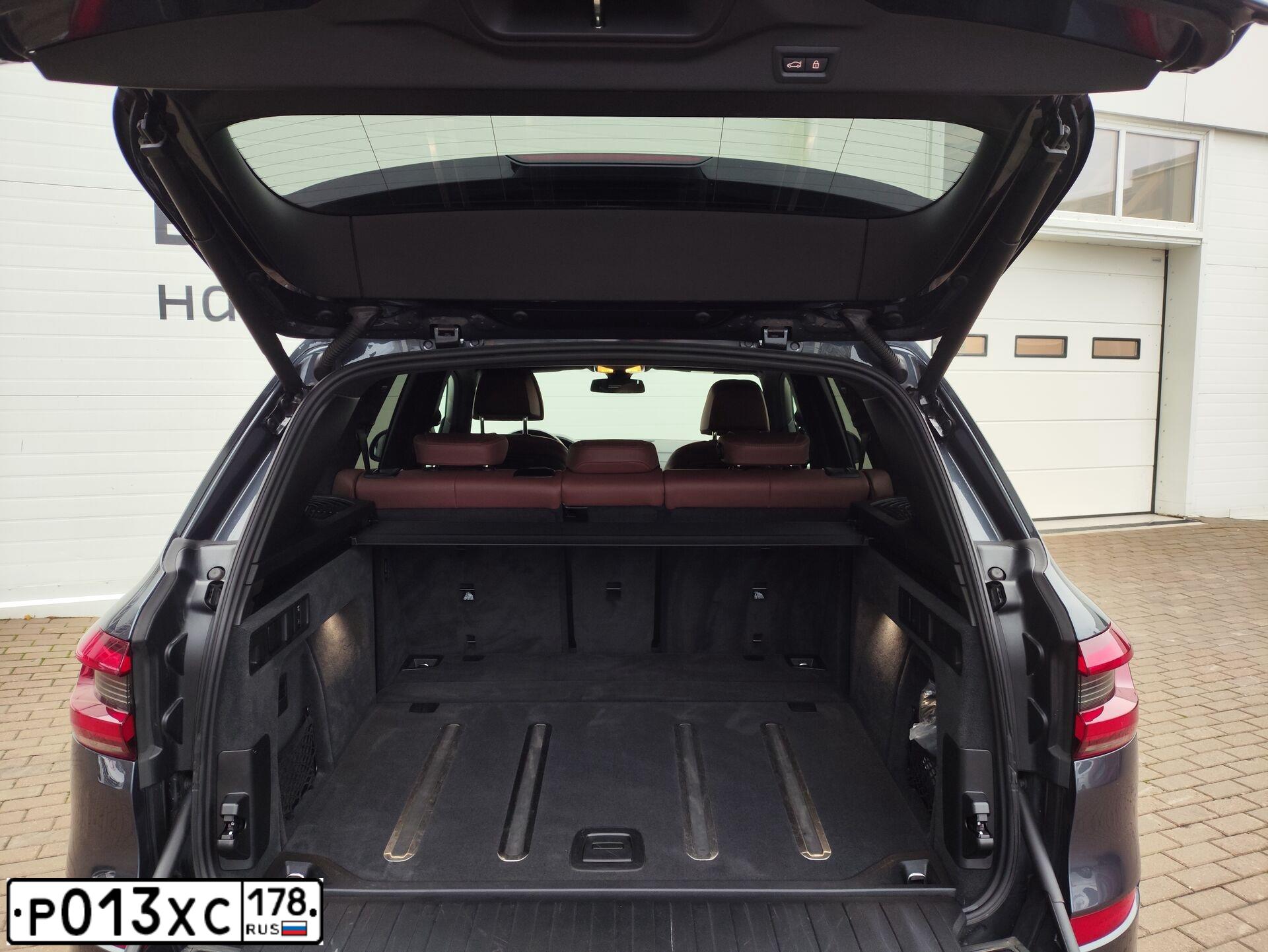 Фото автомобиля GMC SAVANA, 2014 — госномер С013КА178. Цвет: ЧЕРНЫЙ