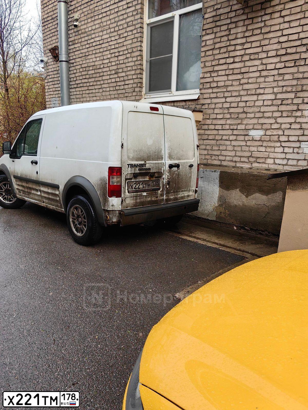 Фото автомобиля FORD TRANSIT, 2008 — госномер Х221ТМ178. Цвет: Белый