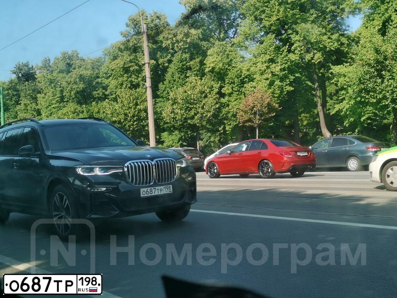 Фото автомобиля BMW X7, 2019 — госномер О687ТР198. Цвет: ЧЕРНЫЙ