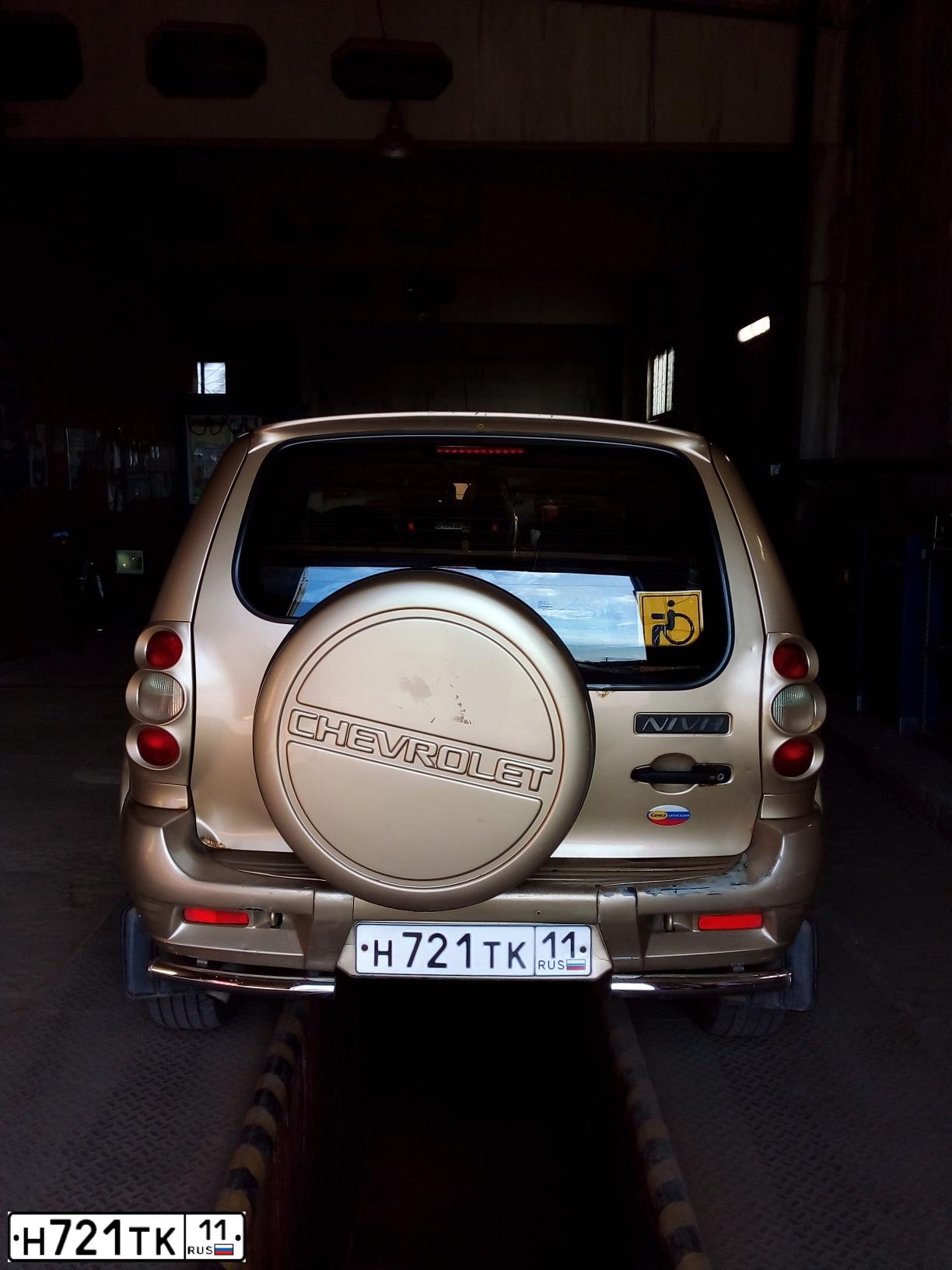 Фото автомобиля CHEVROLET NIVA, 2004 — госномер Н721ТК11. Цвет: БЕЖЕВЫЙ МЕТАЛЛИК