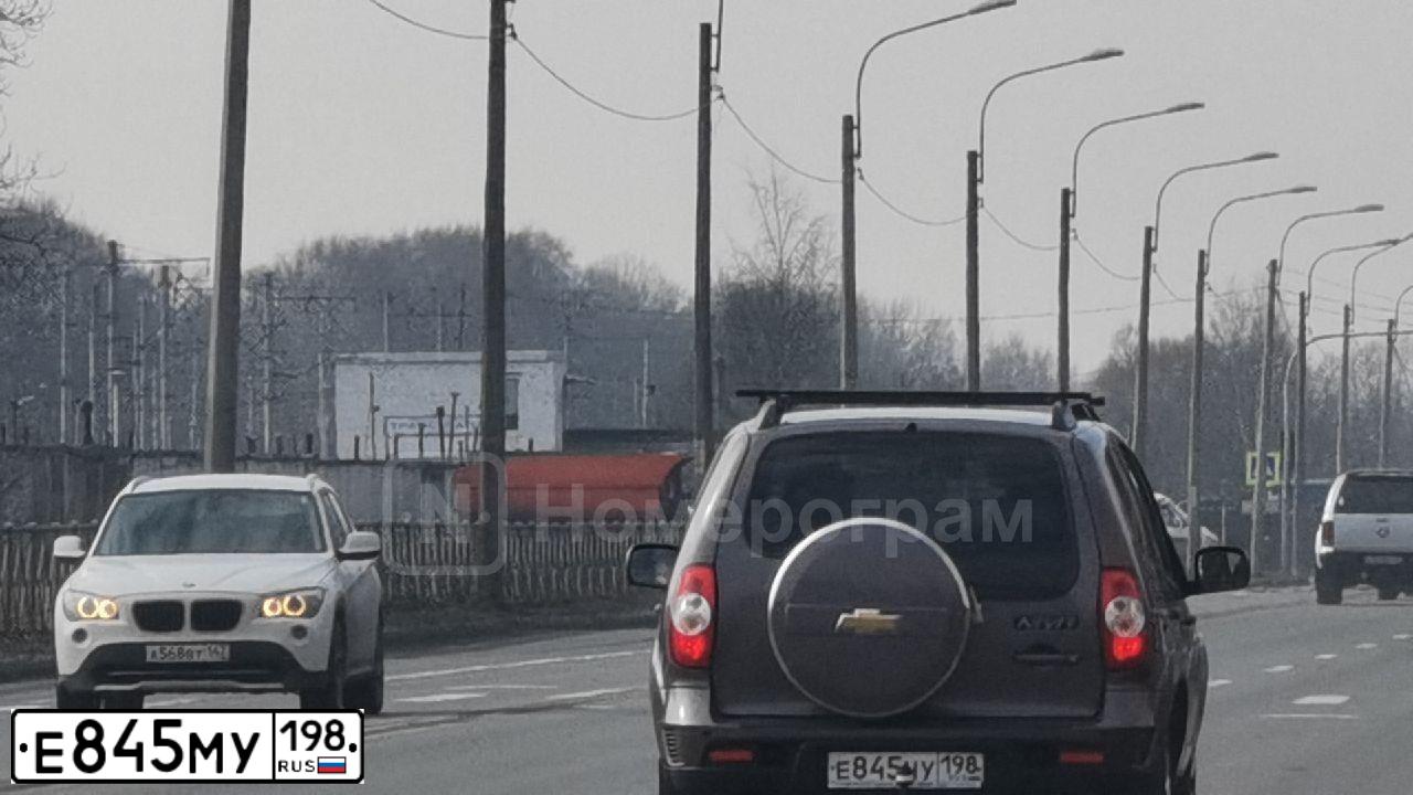 Фото автомобиля RENAULT SANDERO, 2019 — госномер Е816НН147. Цвет: СВЕТЛО-СЕРЫЙ