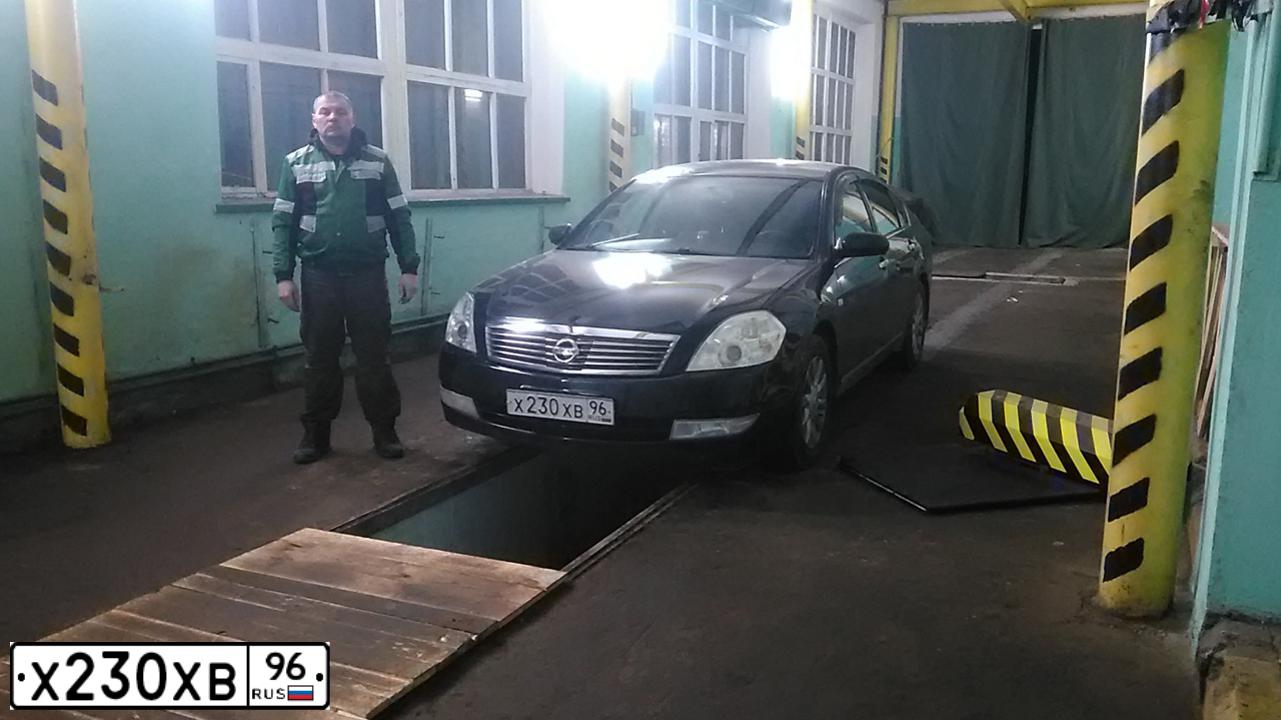 Фото автомобиля NISSAN TEANA, 2006 — госномер Х230ХВ196. Цвет: ЧЕРНЫЙ