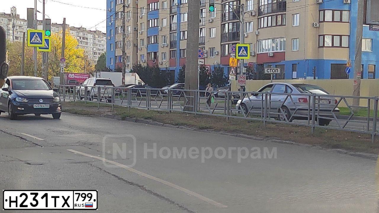 Фото автомобиля NISSAN QASHQAI, 2013 — госномер В617ОК790. Цвет: ФИОЛЕТОВЫЙ