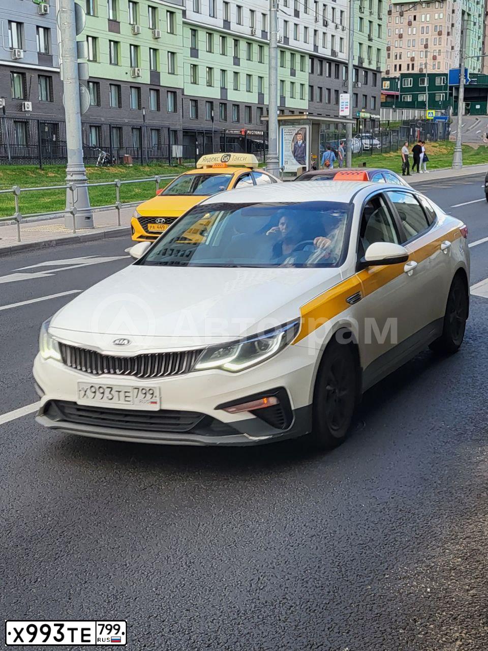 Фото автомобиля KIA MAGENTIS / OPTIMA, 2019 — госномер Х993ТЕ799. Цвет: БЕЛЫЙ-ЖЕЛТЫЙ-СЕРЫЙ