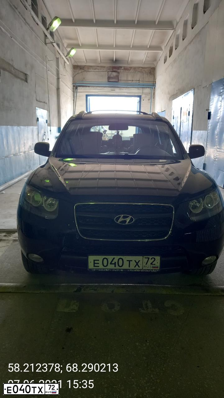 Фото автомобиля HYUNDAI SANTA FE, 2007 — госномер Е040ТХ72. Цвет: ЧЕРНЫЙ