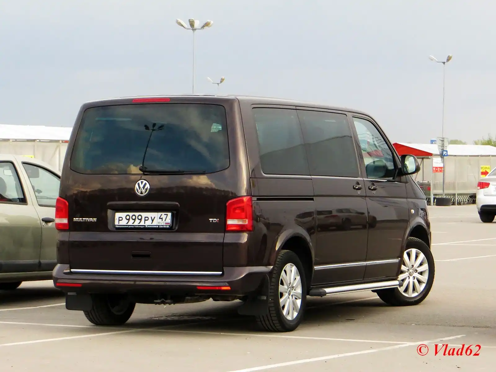 Фото автомобиля VOLKSWAGEN MULTIVAN, 2017 — госномер К566НС53. Цвет: ТЕМНО-БОРДОВЫЙ