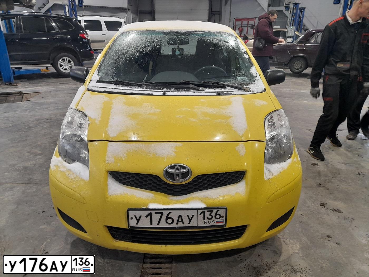 Фото автомобиля TOYOTA YARIS, 2010 — госномер М732МА48. Цвет: ЖЁЛТЫЙ
