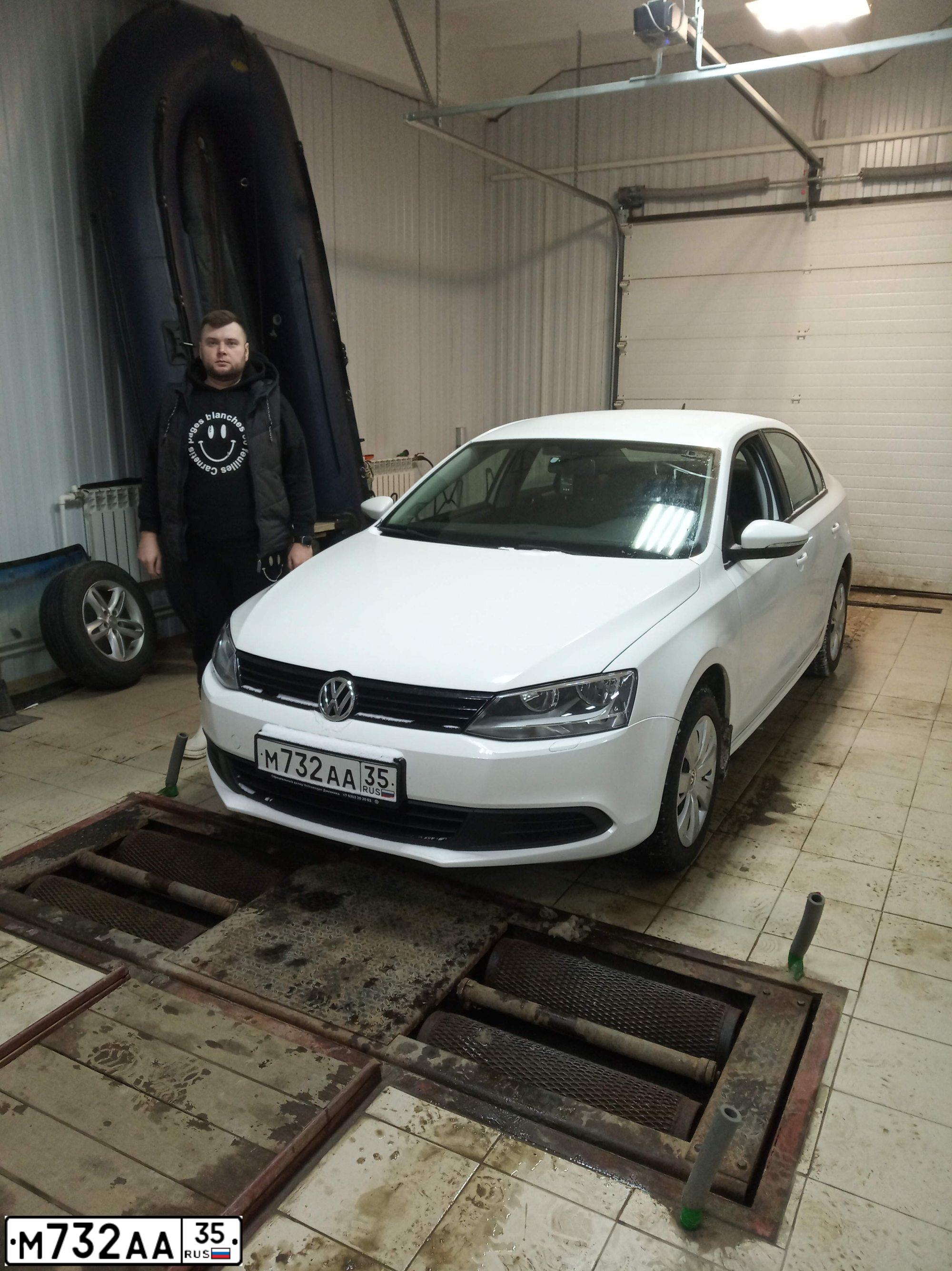 Фото автомобиля VOLKSWAGEN JETTA, 2012 — госномер М607ТР35. Цвет: Белый