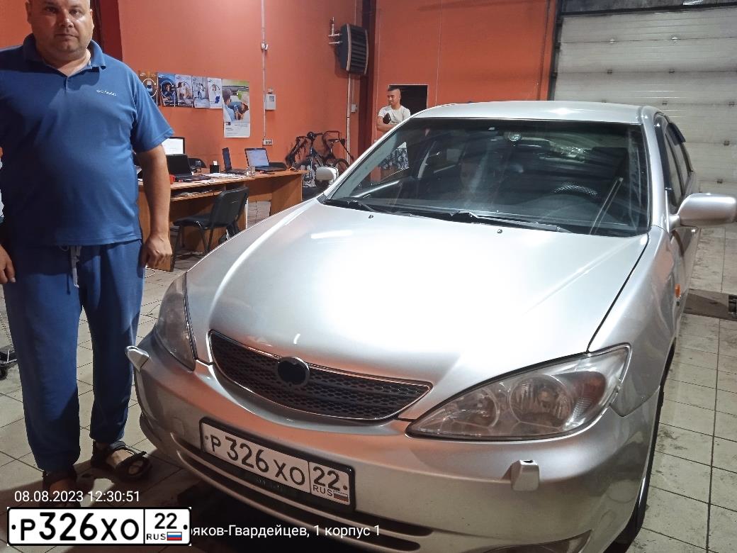 Фото автомобиля TOYOTA CAMRY, 2004 — госномер М709ММ90. Цвет: Серебристый