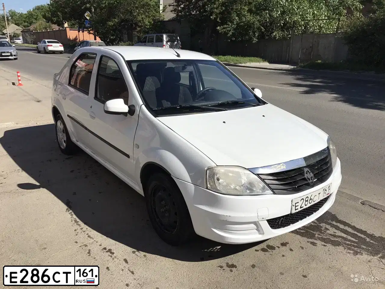 Фото автомобиля RENAULT LOGAN, 2013 — госномер Е286СТ161. Цвет: БЕЛЫЙ