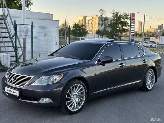 Фото автомобиля ЛЕКСУС LS460, 2007 — госномер О085АХ134. Цвет: СЕРЫЙ