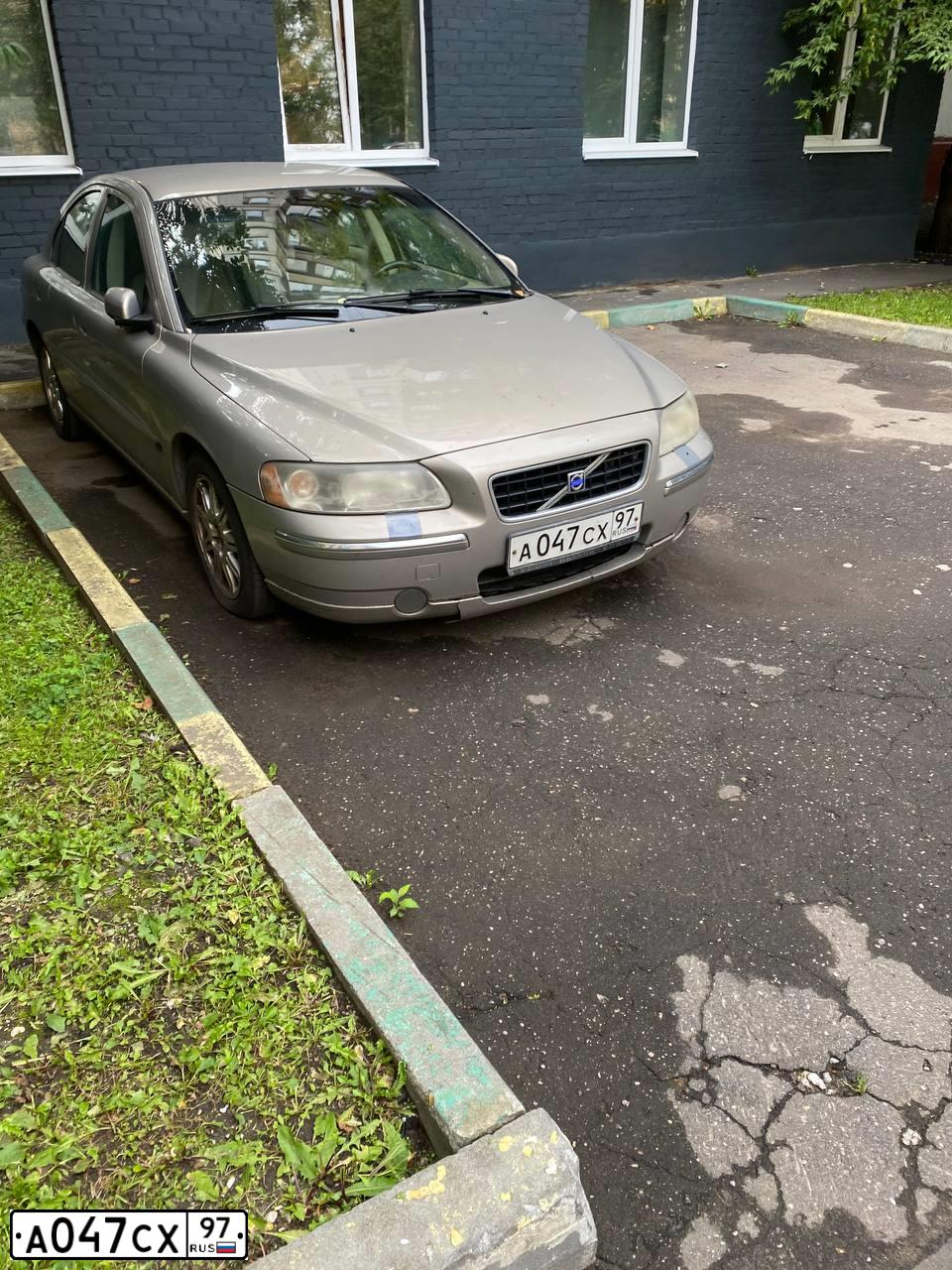 Фото автомобиля VOLVO S60, 2004 — госномер А047СХ97. Цвет: ЗОЛОТИСТЫЙ